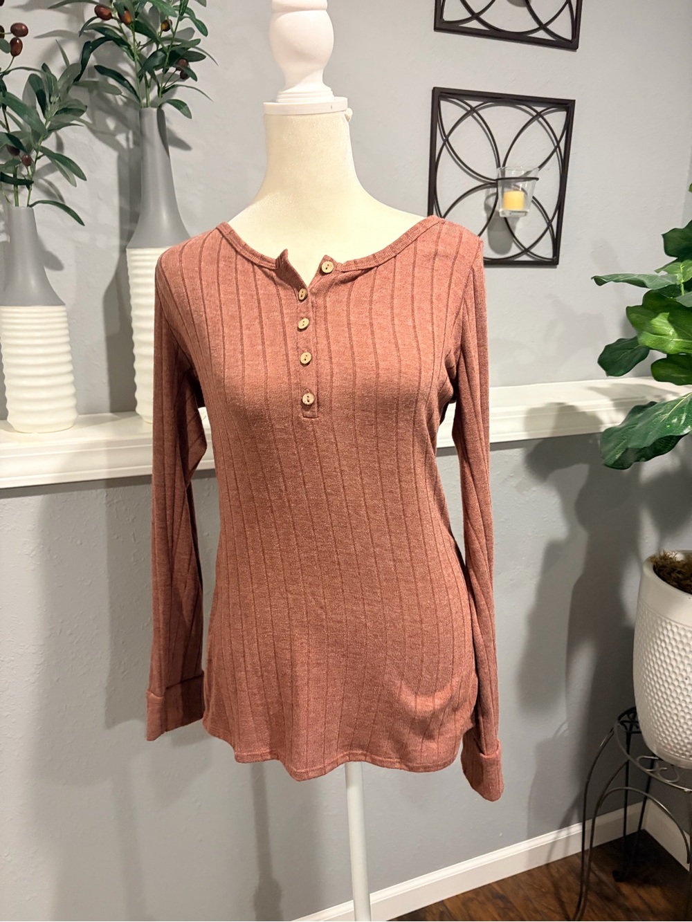 Pulse Boutique Ribbed Henley Long-Sleeve Top in Rosewood